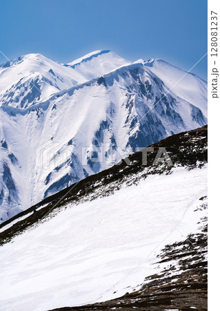 別山から見る大日岳と奥大日岳　残雪期の北アルプス立山・別山登山 128081237