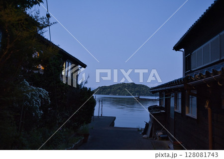 海の京都　明け方の静けさに包まれる伊根町の街並み8 128081743