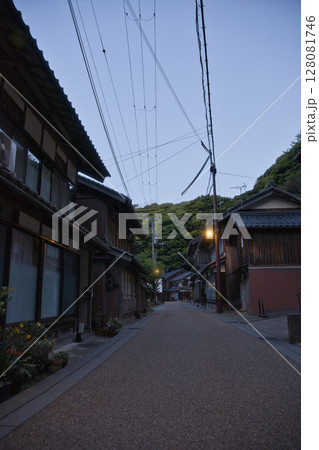 海の京都　明け方の静けさに包まれる伊根町の街並み18 128081746