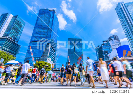 日本の東京都市景観7月…インバウンド続く。外国人観光客らで賑わう渋谷スクランブル交差点…＝4日 128081841