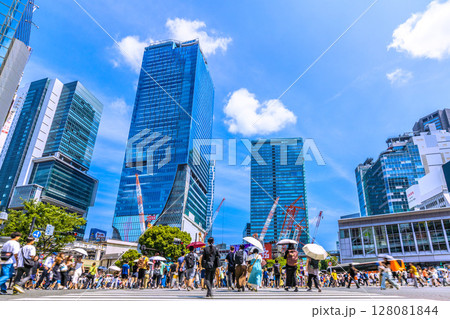 日本の東京都市景観7月…インバウンド続く。外国人観光客らで賑わう渋谷スクランブル交差点…＝4日 128081844