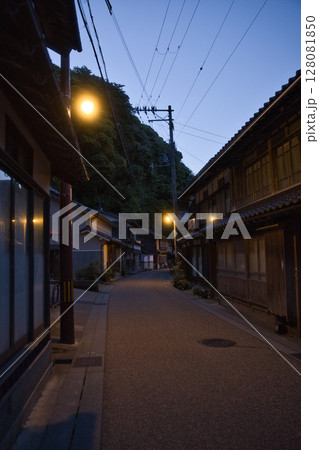 海の京都　明け方の静けさに包まれる伊根町の街並み11 128081850