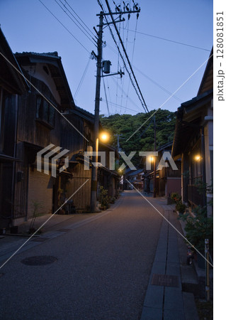 海の京都　明け方の静けさに包まれる伊根町の街並み12 128081851