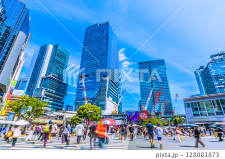 日本の東京都市景観7月…インバウンド続く。外国人観光客らで賑わう渋谷スクランブル交差点…=4日 日本の東京都市景観7月…インバウンド続く。外国人観光客らで賑わう渋谷スクランブル交差点…=4日 128081873