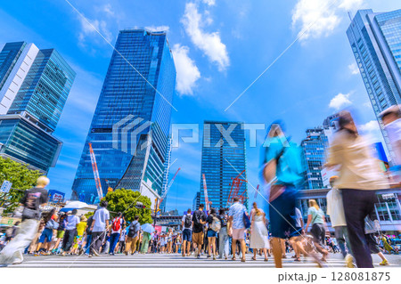 日本の東京都市景観7月…インバウンド続く。外国人観光客らで賑わう渋谷スクランブル交差点…=4日 日本の東京都市景観7月…インバウンド続く。外国人観光客らで賑わう渋谷スクランブル交差点…=4日 128081875