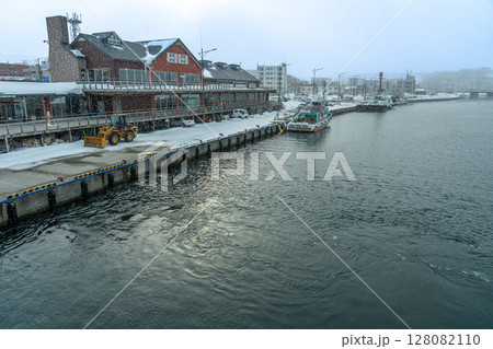 北海道網走市　流氷観光砕氷船おーろら号からの乗り場の道の駅流氷街道網走の眺め 128082110