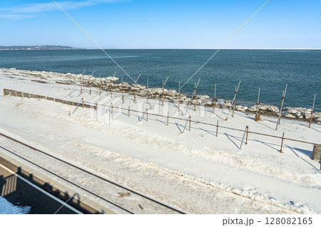 北海道網走市 オホーツク海に面して流氷の見える駅北浜駅のプラットホームと線路 北海道網走市 オホーツク海に面して流氷の見える駅北浜駅のプラットホームと線路 128082165