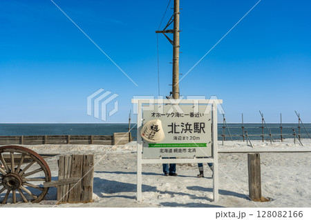 北海道網走市　オホーツク海に面して流氷の見える駅北浜駅の看板と線路 128082166