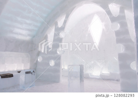 北海道鹿追町　然別湖コタンのアイスブロックで作られたアイスバーの内部 128082293