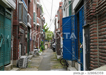 【韓国/ソウル近郊】レトロなレンガ造りの住宅街 128082359