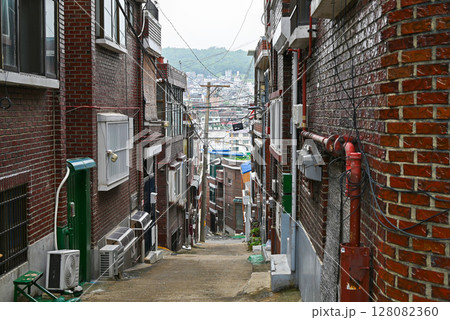 【韓国/ソウル近郊】レトロなレンガ造りの住宅街 【韓国/ソウル近郊】レトロなレンガ造りの住宅街 128082360