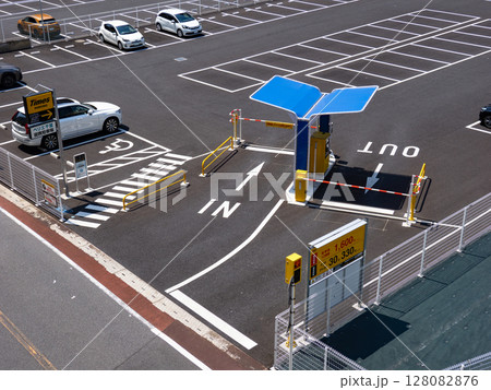 有料駐車場（コインパーキング）の出入口 128082876