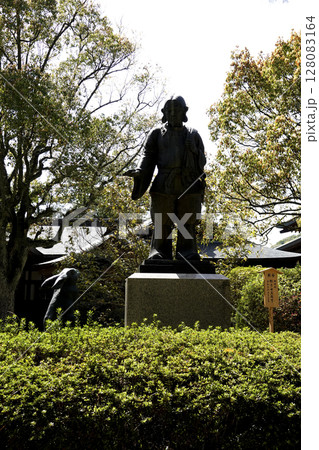 出雲大社 御慈愛の御神像 大国主の大神と兎の像のシルエット 出雲大社 御慈愛の御神像 大国主の大神と兎の像のシルエット 128083164