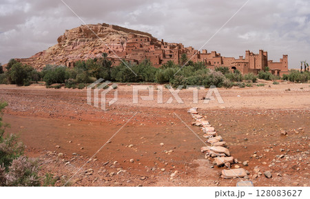 モロッコ　ワルザザード　アイトベンハッドゥの絶景 128083627