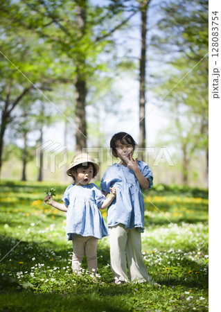 自然の中で遊ぶ姉妹 自然の中で遊ぶ姉妹 128083754
