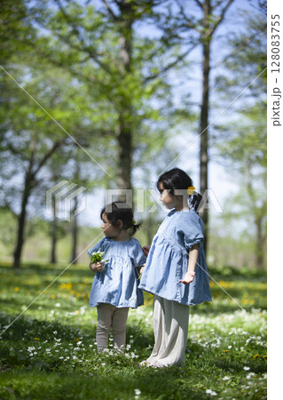 自然の中で遊ぶ姉妹 128083755