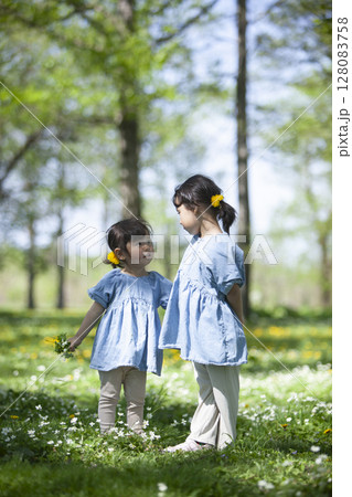 自然の中で遊ぶ姉妹 自然の中で遊ぶ姉妹 128083758