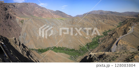 モロッコ　アトラス山脈ルート　マラケッシュからワルザザードへの道の風景 128083804