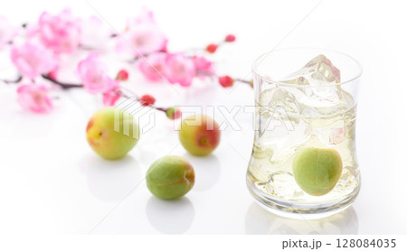 手作りの梅ジュース ( 梅シロップ ) 手作りの梅ジュース ( 梅シロップ ) 128084035