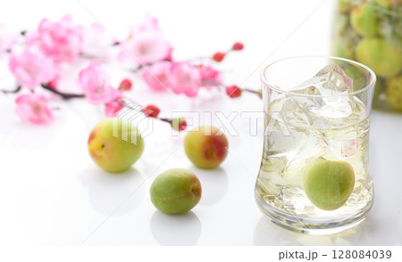 手作りの梅ジュース ( 梅シロップ ) 手作りの梅ジュース ( 梅シロップ ) 128084039