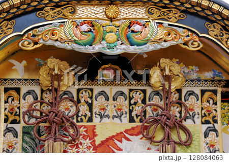 京都　祇園祭　菊水鉾の破風の彫刻 128084063