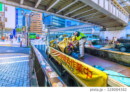 日本の東京都市景観　放置自転車等撤去作業中…＝東京・渋谷 128084382