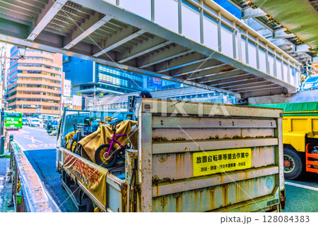 日本の東京都市景観 放置自転車等撤去作業中…=東京・渋谷 日本の東京都市景観 放置自転車等撤去作業中…=東京・渋谷 128084383