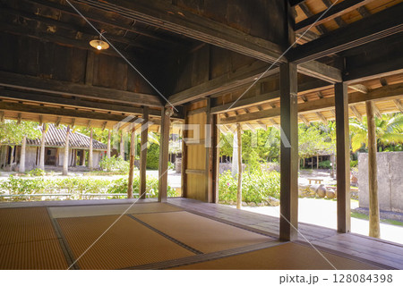 沖縄琉球村の伝統的な古民家 128084398