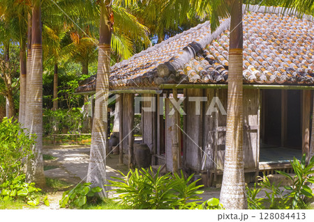 沖縄の伝統的な赤瓦屋根の古民家 沖縄の伝統的な赤瓦屋根の古民家 128084413