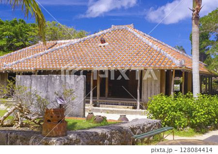 沖縄の伝統的な赤瓦屋根の古民家 沖縄の伝統的な赤瓦屋根の古民家 128084414