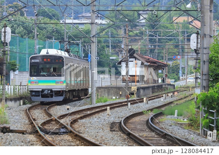 秩父鉄道「島式ホームの樋口駅風景」 128084417
