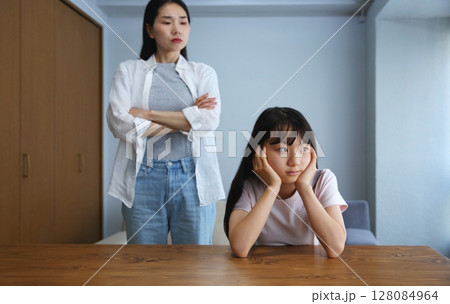 娘と母親が喧嘩しているイメージ 128084964