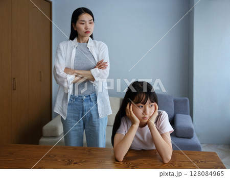 娘と母親が喧嘩しているイメージ 128084965