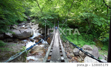 米子大瀑布　吊り橋 128085179