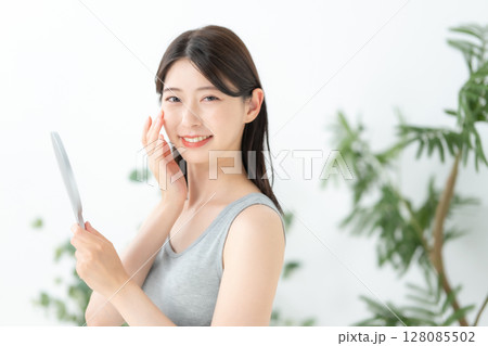 女性　スキンケア　手鏡	 128085502