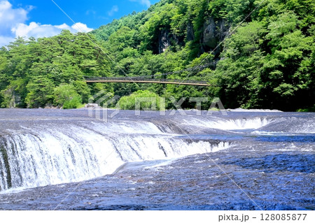 夏の吹割の滝 128085877