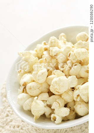 お皿に盛られたポップコーン お皿に盛られたポップコーン 128086290