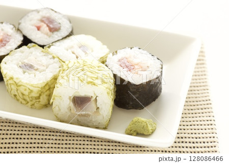 鯖と昆布の巻寿司 128086466