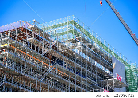 建設が進むビルの工事現場 建設が進むビルの工事現場 128086715