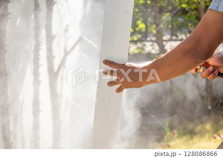 air conditioning cleaning service with water spray 128086866