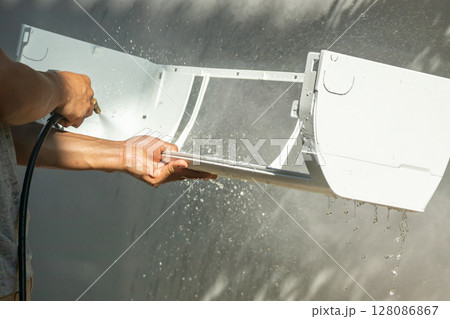 air conditioning cleaning service with water spray 128086867