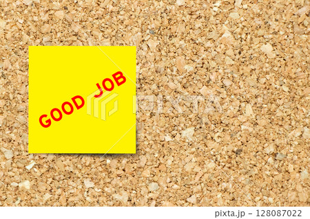 Yellow note paper with word good job on cork board background with copy space 128087022