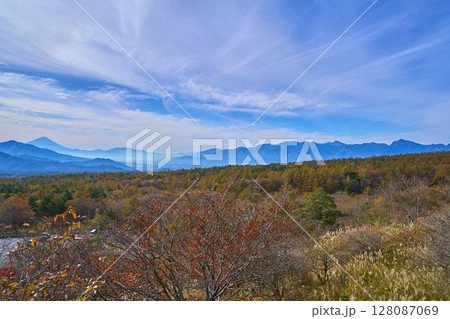 秋の山梨県北杜市美し森山から南側の眺望(富士山,南アルプス等) 128087069