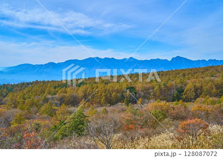 秋の山梨県北杜市美し森山から南西側の眺望(南アルプス等) 128087072
