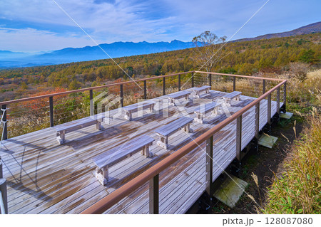 秋の山梨県北杜市美し森山の木製階段横の休憩所から南西側の眺望(南アルプス等) 秋の山梨県北杜市美し森山の木製階段横の休憩所から南西側の眺望(南アルプス等) 128087080