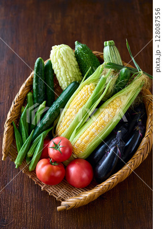 ざるに盛った夏野菜 128087556