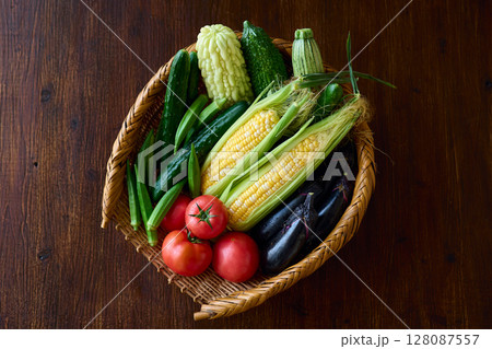 ざるに盛った夏野菜 128087557