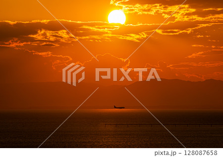 夕日と飛行機 夕日と飛行機 128087658