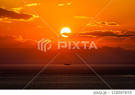 夕日と飛行機 夕日と飛行機 128087659