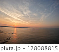朝焼け　海の上から 128088815